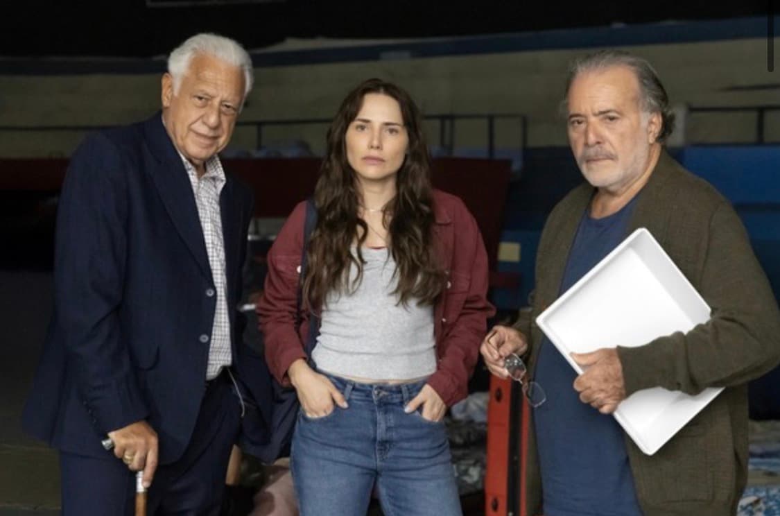 Leticia Colin entre Antonio Fagundes e Tony Ramos — Foto: Globo