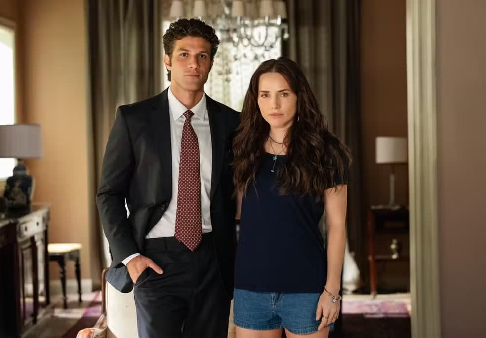 Pedro (Chay Suede) e Adriana (Letícia Colin) — Foto: Globo/Manoella Mello