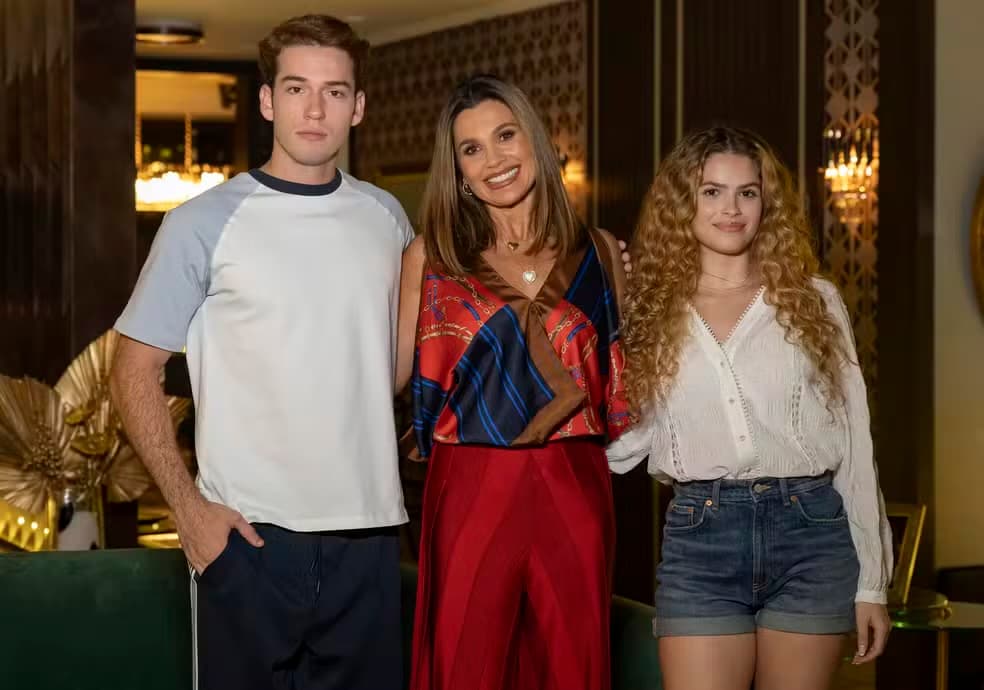 Fábia (Flávia Alessandra), Felipe (Pietro Antonelli) e Carolina (Mah Duarte) — Foto: Globo/Manoella Mello