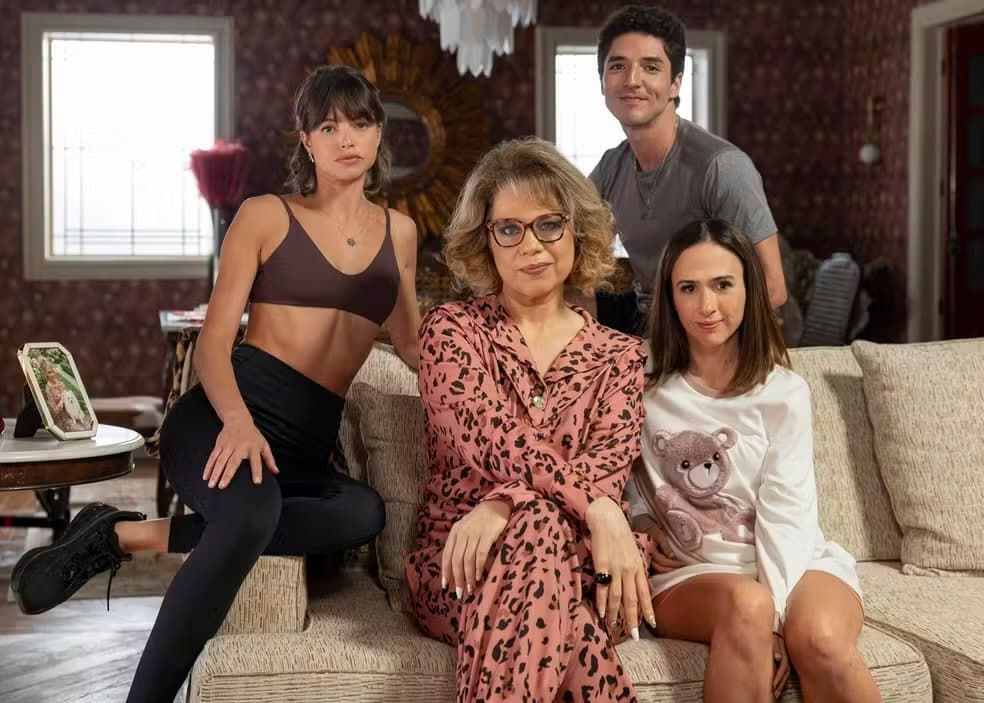 Fábia (Flávia Alessandra), Felipe (Pietro Antonelli) e Carolina (Mah Duarte) — Foto: Globo/Manoella Mello