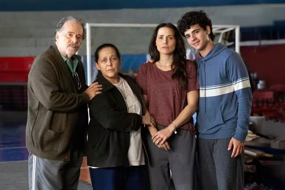 Fábia (Flávia Alessandra), Felipe (Pietro Antonelli) e Carolina (Mah Duarte) — Foto: Globo/Manoella Mello